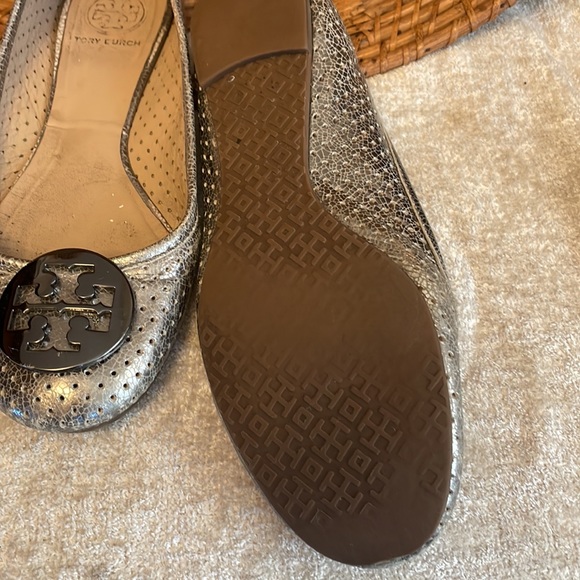 Tory Burch Silver Flats with Gunmetal Medallion - Picture 5 of 8
